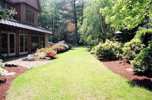 Stone and Mulch Home Landscaping
